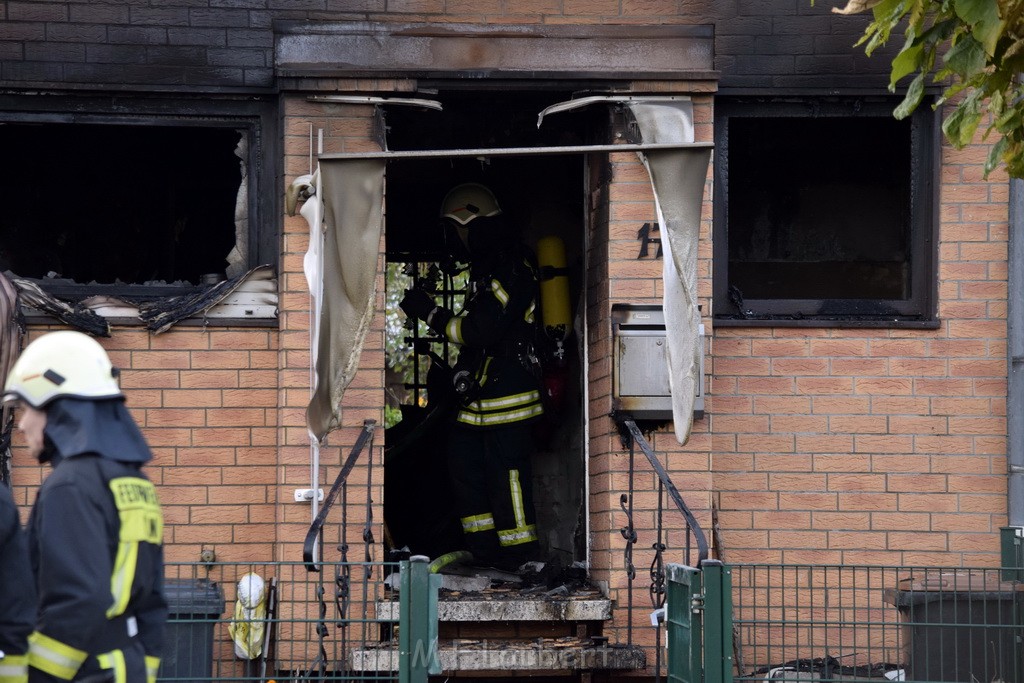 Feuer 2 Vollbrand Reihenhaus Roggendorf Berrischstr P101.JPG - Miklos Laubert